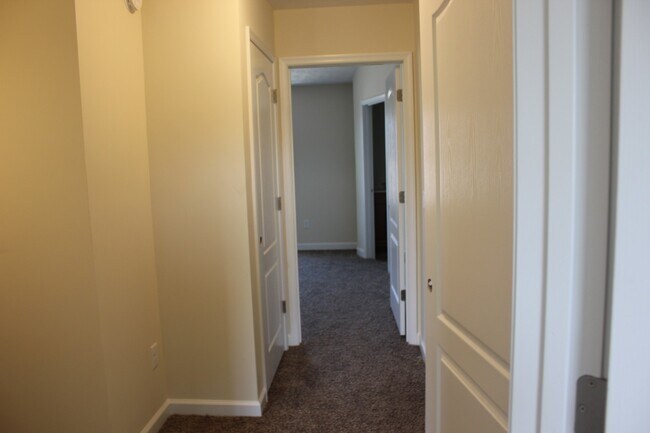 Building Photo - ***$500 Off First Months Rent*** Cedar Point Townhouse for Rent!