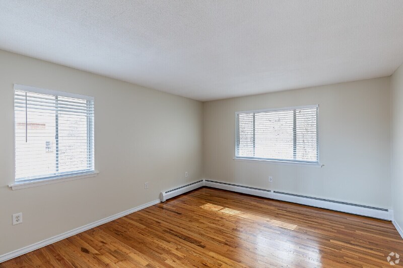 Building Photo - 271 Main St