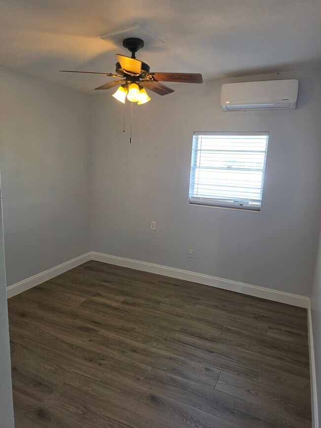 Building Photo - FOR RENT!!! NEWLY RENOVATED 2-BEDROOM TRIPLEX – UTILITIES INCLUDED – PRIME KISSIMMEE LOCATION!