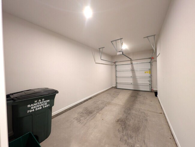 Building Photo - Pristine 2 story Townhome located in the Fifteen Cannon Community in Charlotte!