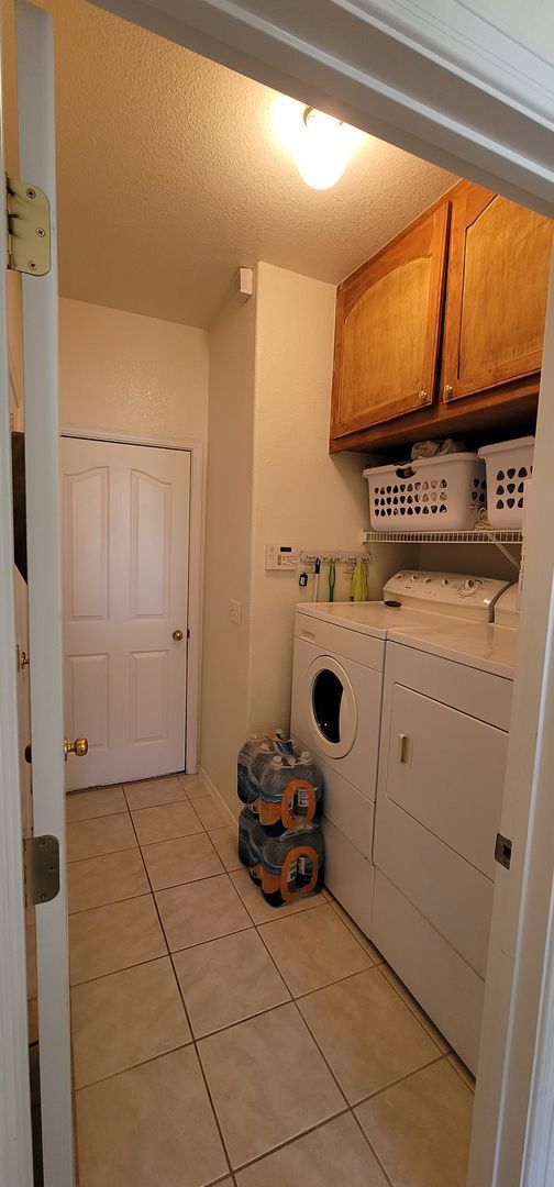 Building Photo - Beautiful 3 bed 2.5 bath home located in the Las Colinas Area!