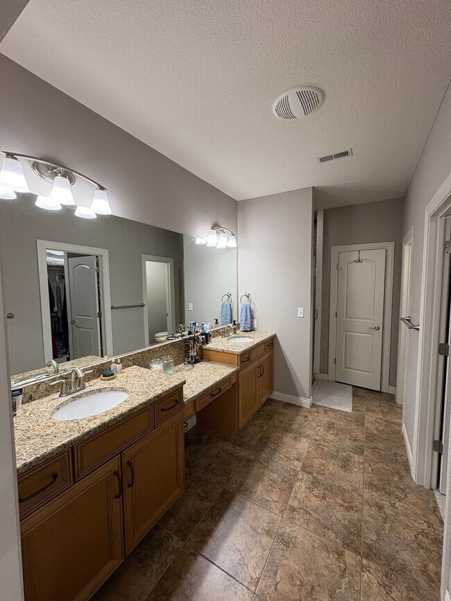 Building Photo - Townhome at Old Hawthorne
