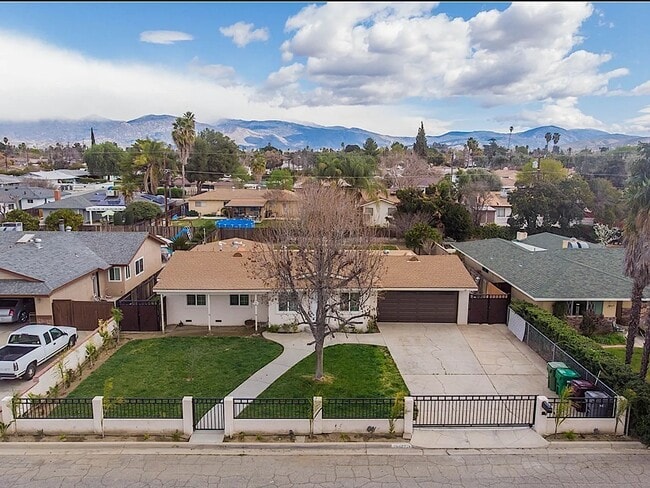 Building Photo - 25440 Plymouth St