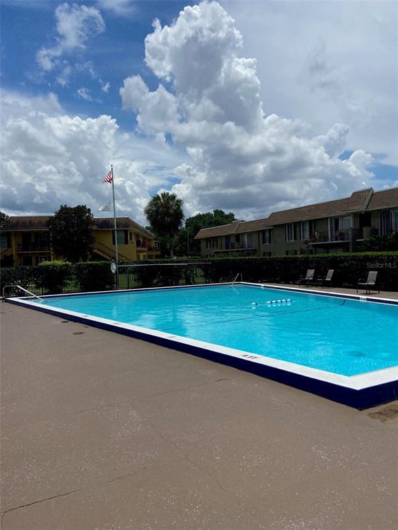 Building Photo - 925 W Oak Ridge Rd