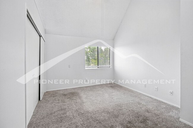 Building Photo - Charming Condo with Washer/Dryer and Mount...