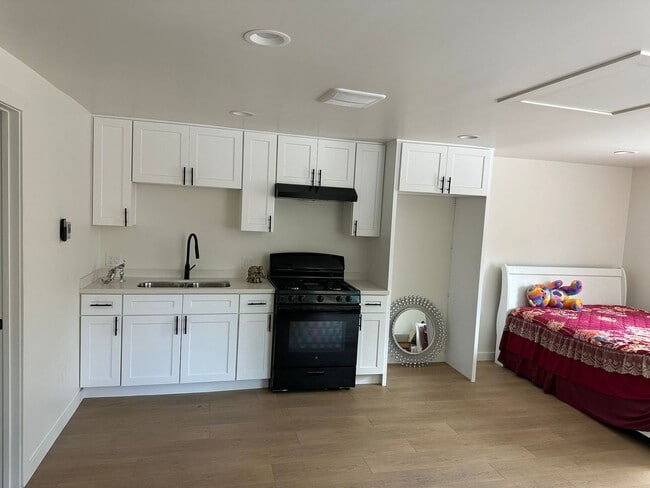 Building Photo - For Rent – Cozy 1-Bedroom Unit with Garage...