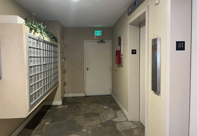 Building Photo - 710 Lunalilo St