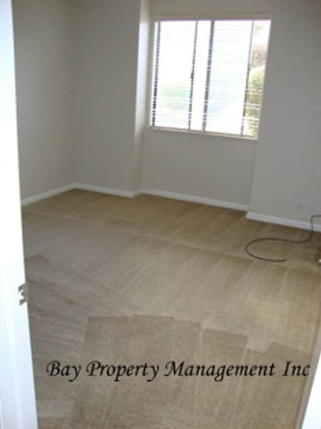 Building Photo - **Beautiful 2-Bedroom Condo in the gated L...