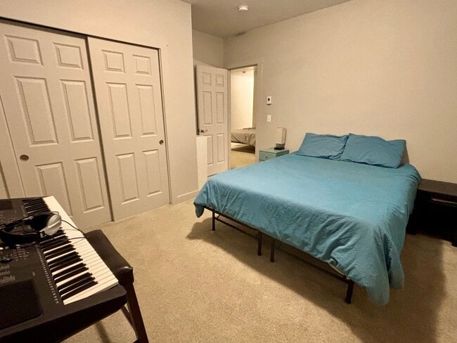 Building Photo - Victor - 4BR 3.5 Bath Townhouse Attached Garage