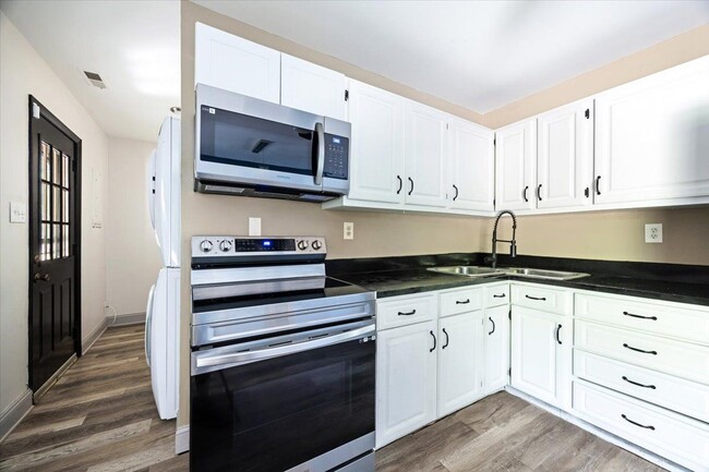 Building Photo - 4701 Lucinda Ln