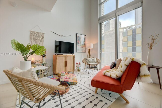 Building Photo - 300 S Biscayne Blvd