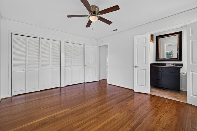 Building Photo - 5027 Creekbend Dr