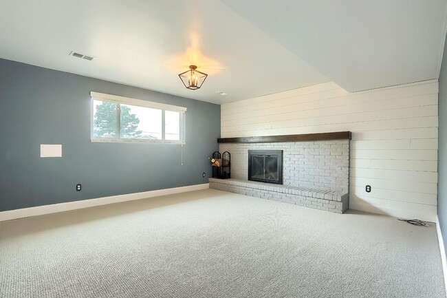 Building Photo - 4 BED 3 BATH HOUSE NEAR CREAK PARK!!!