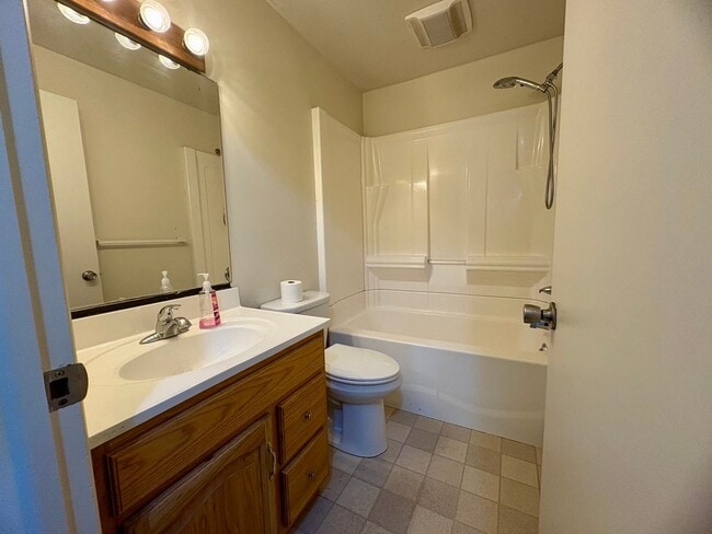 Building Photo - 2 Bedroom 1 Bathroom in Elizabethtown w/La...