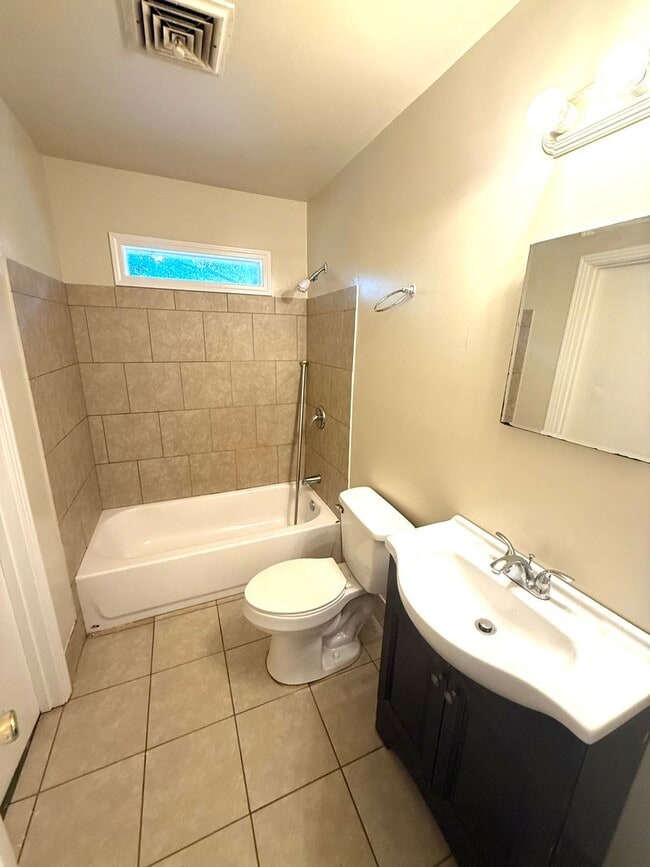 Building Photo - ** 3 Bed 1 Bath located in Chisholm ** Cal...