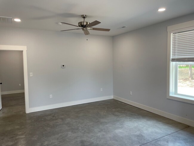 Building Photo - One-Level Barn Studio Apt with Garage