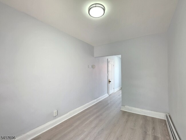 Building Photo - 8 Lincoln Ave