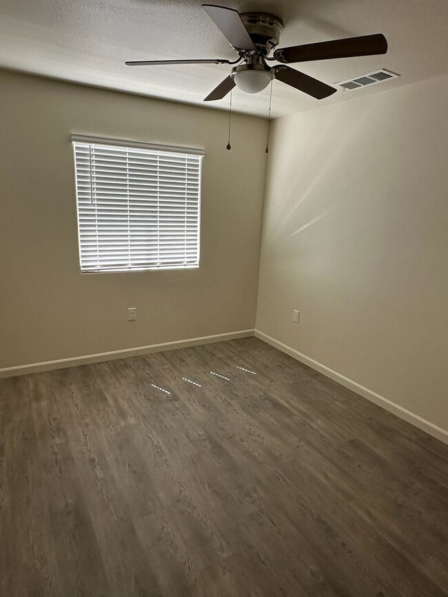 Building Photo - 2413 OAKMONT CIRCLE - 3 BEDROOM 2 BATH CON...