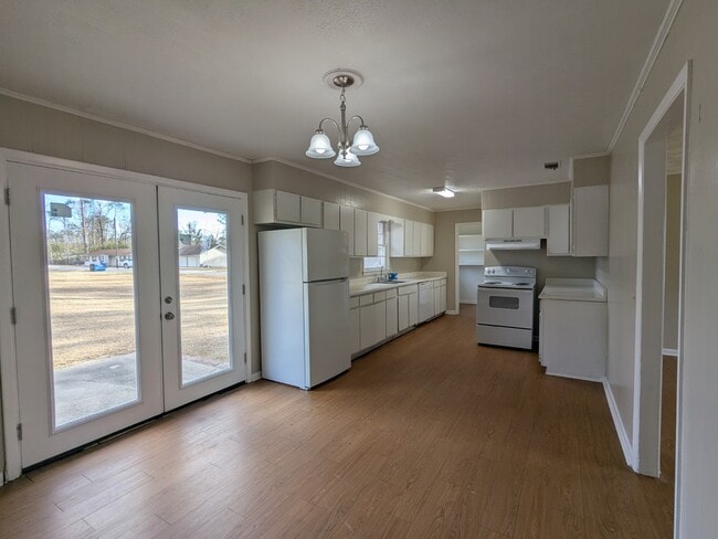 Building Photo - 904 Adams St