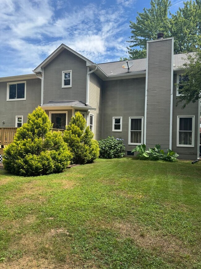 Building Photo - 2000/3 br/2.5 ba/bonus room/office 2,330 sqft