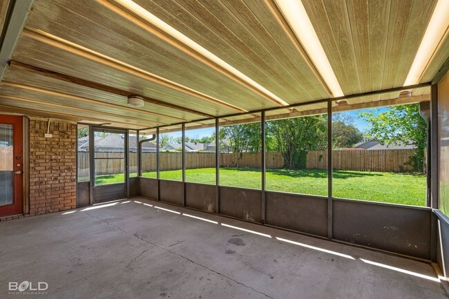 Building Photo - 2542 Spruce Dr
