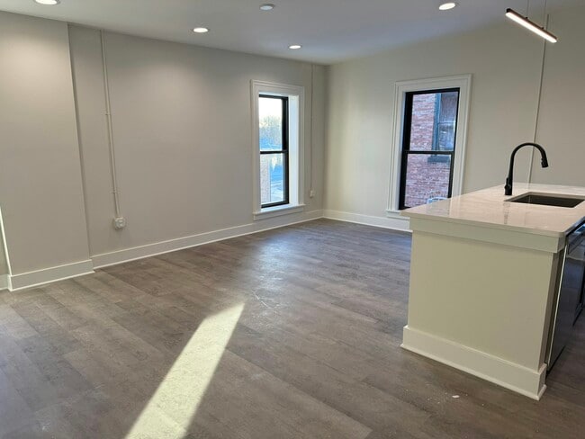 Building Photo - 106 E Erie St