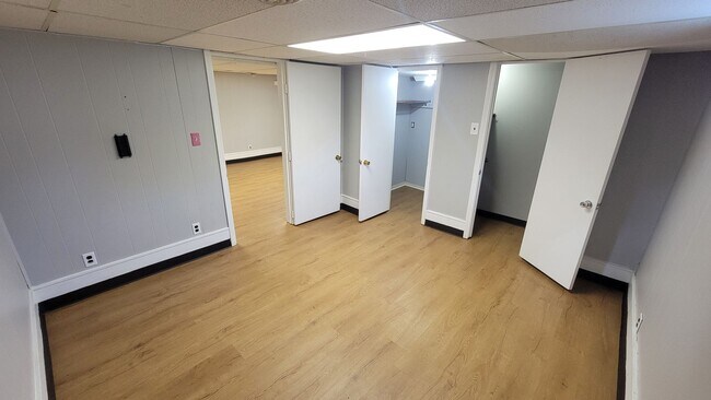 Building Photo - Clean 4 Bedroom With Immense Space In St. Matthews