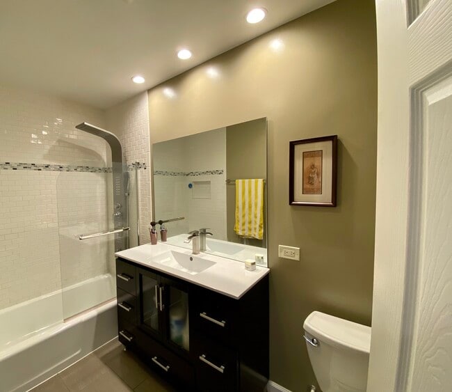 Building Photo - 5526 W Windsor Ave