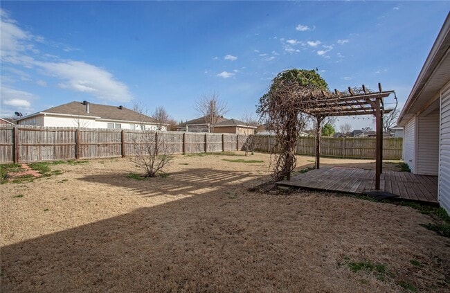 Building Photo - 807 SW Sandrock Rd
