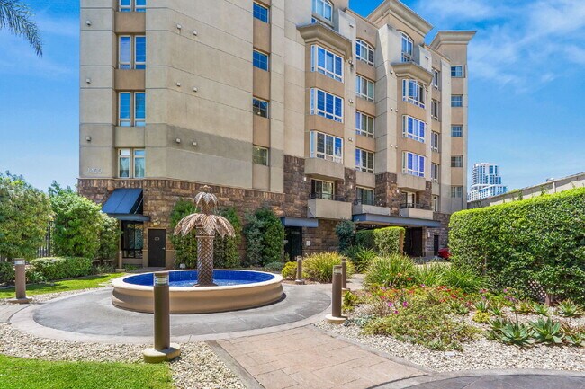 Building Photo - "Spacious, Sophisticated, Modern 3BR, 2BA Condo in the heart of downtown