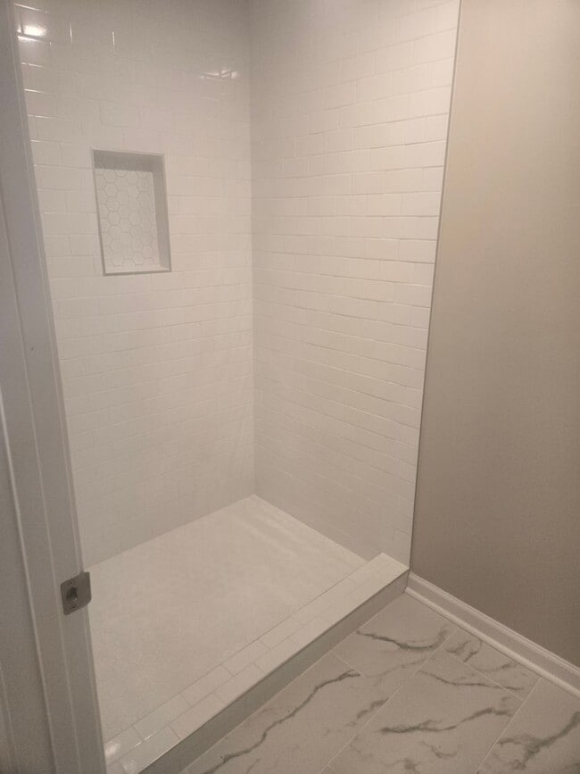Building Photo - 3 Bedroom Rental Near Local Colleges!