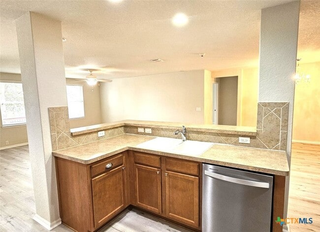 Building Photo - 5509 Columbia Dr