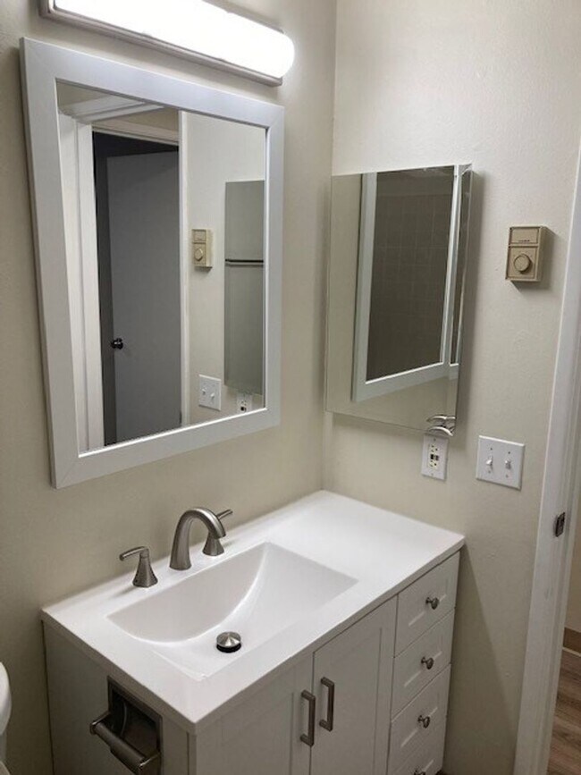 Building Photo - 3883 Colony Oaks Dr