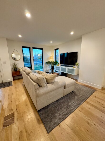 Building Photo - 1401 Yates St