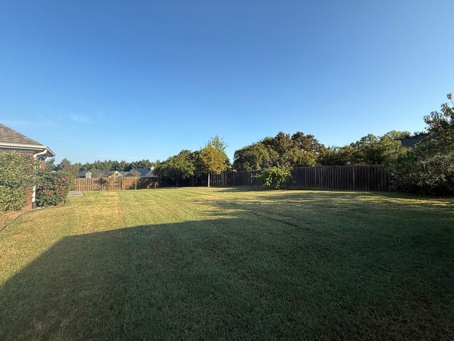 Building Photo - 3 BR/2BA Home w/ Formal Dining Room, 2-Car...