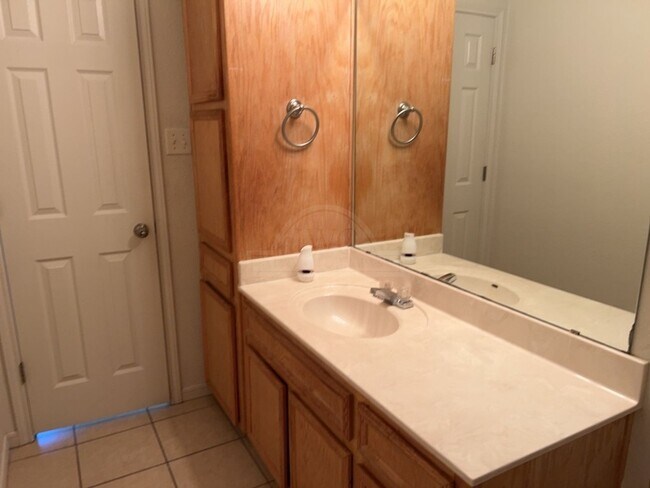 Building Photo - 1206 Cinch Dr