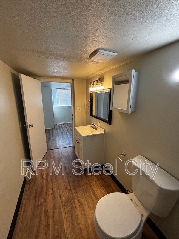 Building Photo - 927 E 1st St