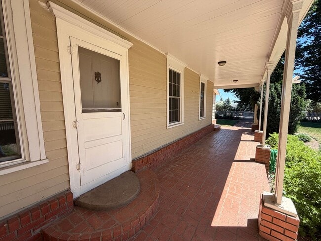 Building Photo - Large 5-6 Bedroom 2 Bath country home