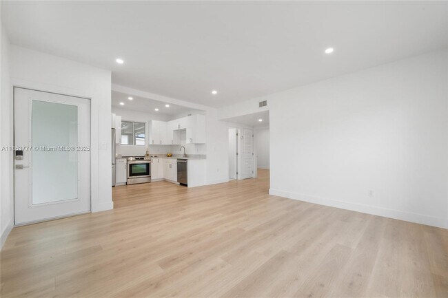 Building Photo - 2811 SW 65th Ave