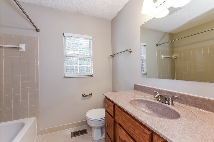 Building Photo - 5105 Roxborough Dr