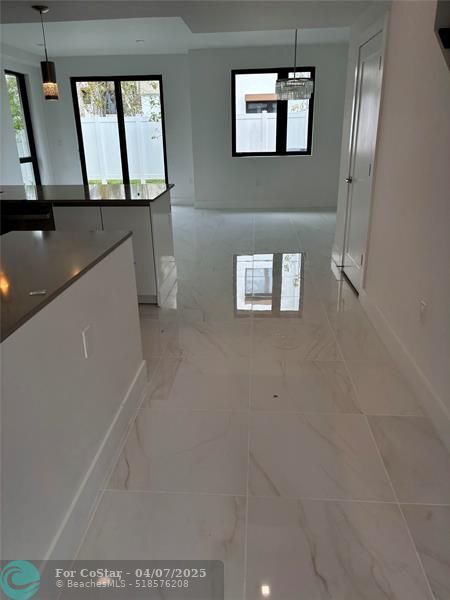 Building Photo - 4151 S oaks Pl