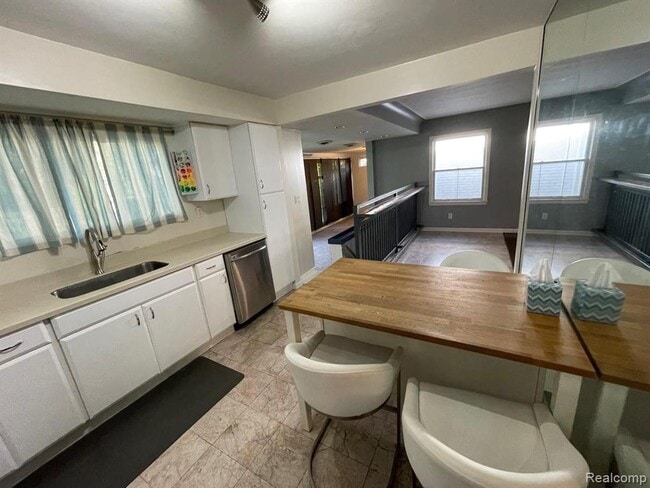 Building Photo - 1749 E Maple Rd