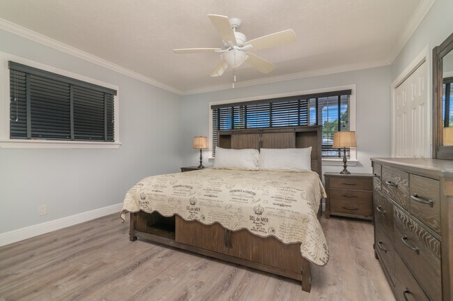 Building Photo - 2130 Pinehurst St