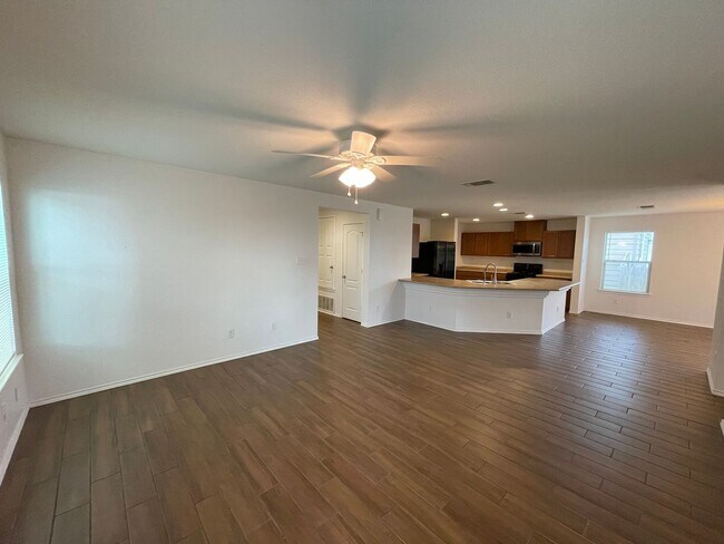 Building Photo - Beautiful 3 bedroom/2 bath in Legend Point!