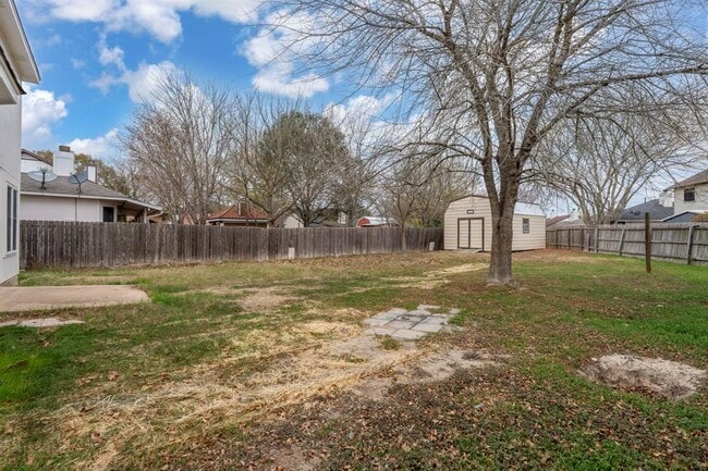 Building Photo - 210 Summerside Ave