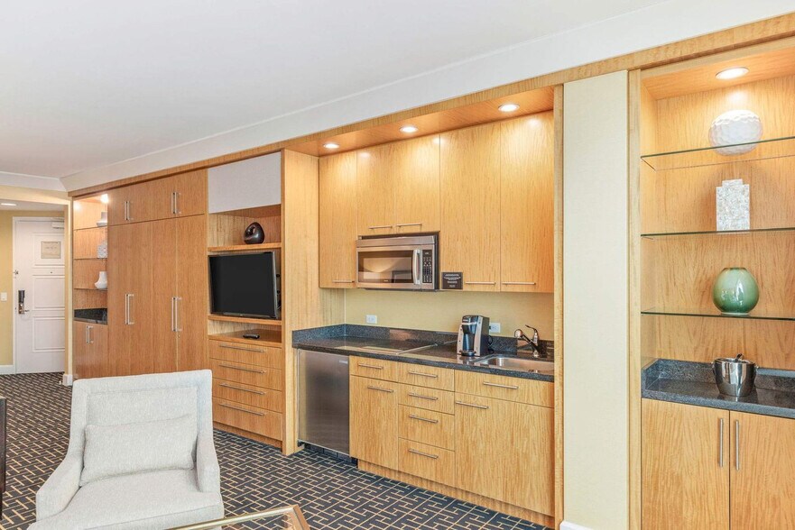 Building Photo - 2000 Fashion Show Dr