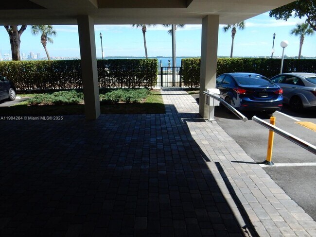 Building Photo - 1420 Brickell Bay Dr