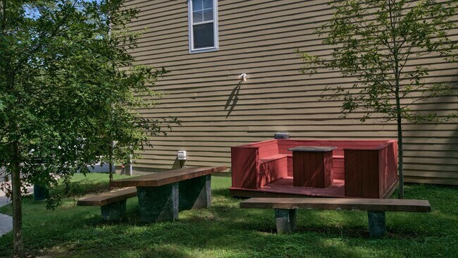 Building Photo - 1864 Belle Vue Way