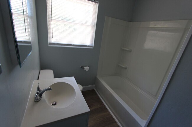 Building Photo - 2071 Fernwood Cir