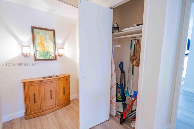 Building Photo - 2751 N Palm Aire Dr